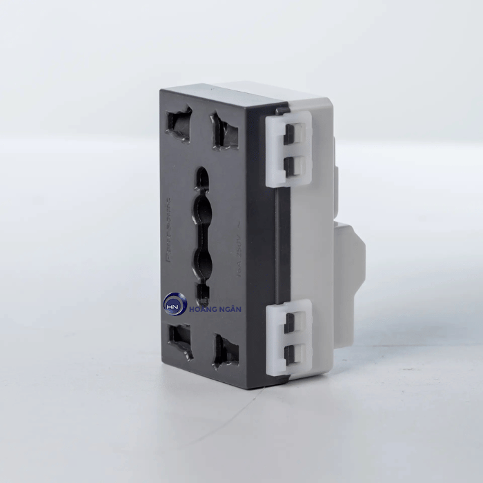 Ổ Cắm Đôi Đa Năng Có Màn Che WEV157207SW WIDE Series Panasonic